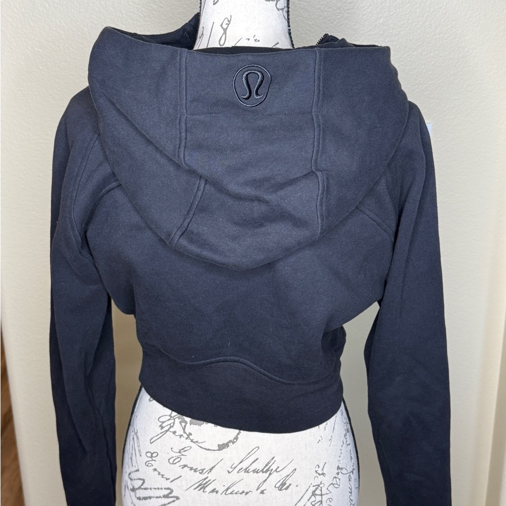 Lululemon Scuba Full-zipped Cropped Hoodie in a Black, like new. - Picture 4 of 7
